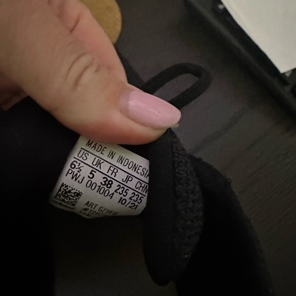 6.5 adidas shoes , hardly worn. Just do not wear them like I thought . - Picture 2 of 4